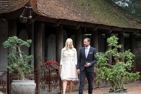 Crown Prince of Norway Haakon Magnus and Crown Princess Mette Marit visit the Temple of Literature (Photo: VNA)